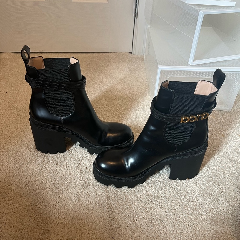 Elevate your footwear collection with these exquisite black Gucci boots - Picture 3 of 7